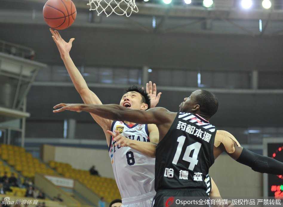 辽篮众将骁勇破敌 哈德森韩德君联手铸就经典一役 功夫熊猫韩德君篮下背身单打唐正东,凭借敦实的身板顶开防守,轻舒猿臂抛投出手。