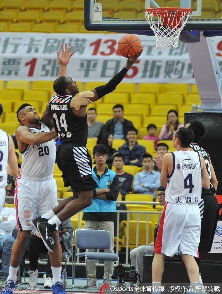 辽篮众将骁勇破敌 哈德森韩德君联手铸就经典一役 唐正东在内线展现出强大的破坏力,面对两人包夹依然强硬地冲击篮下,捍卫着江苏内线的尊严。