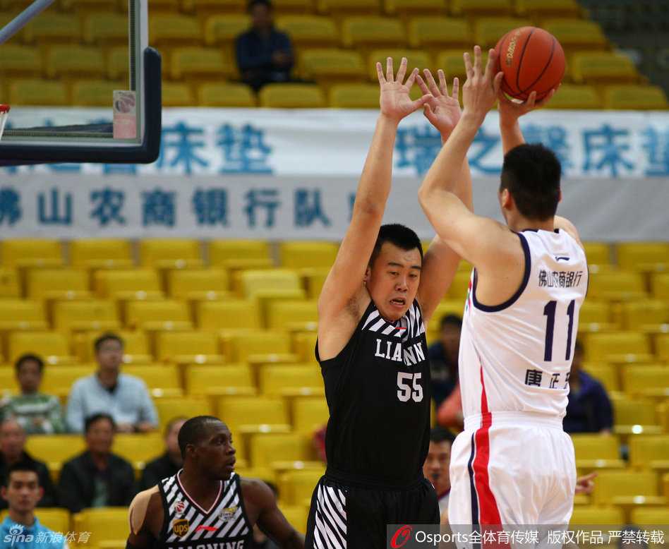 辽篮众将骁勇破敌 哈德森韩德君联手铸就经典一役 危急时刻大唐强打篮下,哈德森与韩德君形成双鬼拍门之势,合力织起一张密不透风的防守大网。