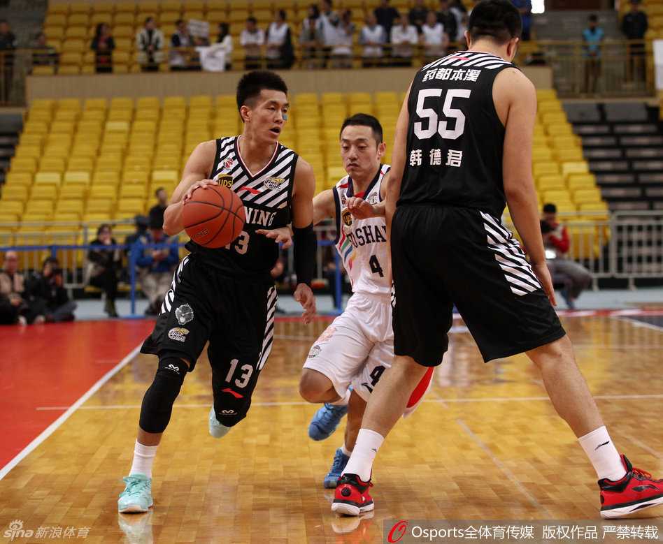 辽篮众将骁勇破敌 哈德森韩德君联手铸就经典一役 哈德森完成致命抢断后如旋风般直插腹地,轻盈跃起上演单刀赴会,上篮得手。