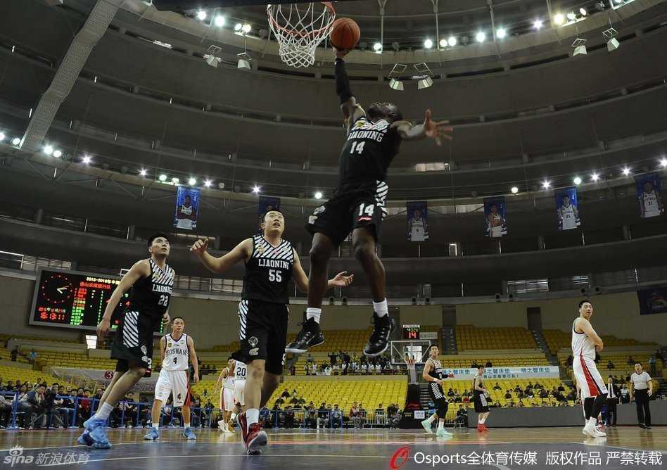 辽篮众将骁勇破敌 哈德森韩德君联手铸就经典一役 哈德森如猎鹰般眼神犀利,外线持球面对防守悍将鞠明欣,浑身杀气腾腾。