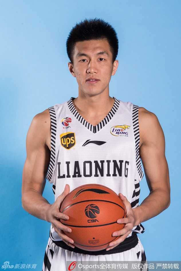 韩德君在浙江队内线完成了一次势大力沉的双手灌篮，他庞大的身躯在空中完全舒展，这一记重扣不仅点燃了替补席，更展示了