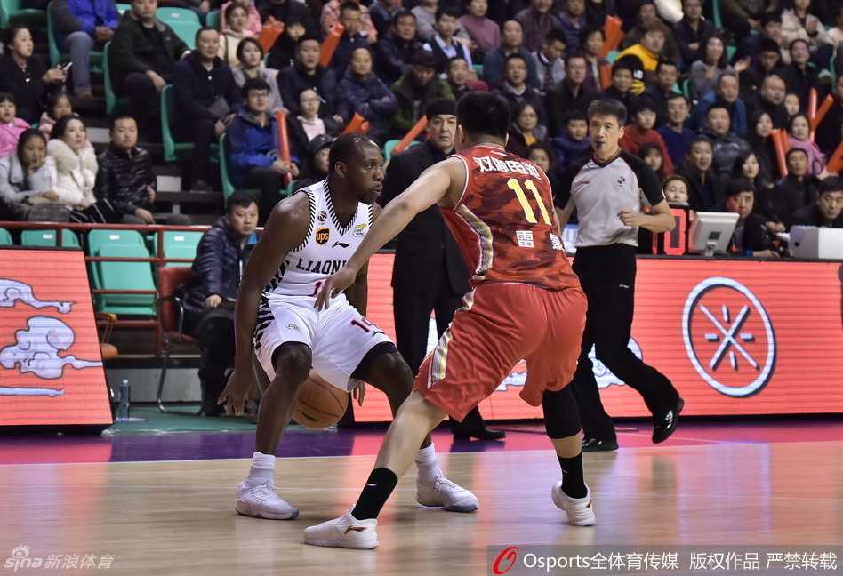 辽篮全华班锋芒毕露大胜八一 哈德森穿针引线郭艾伦撕裂防线 辽宁队一次成功的防守反击后,场上的五名球员奔跑庆祝,辽宁众将的眼中燃烧着对胜利的无限渴望。