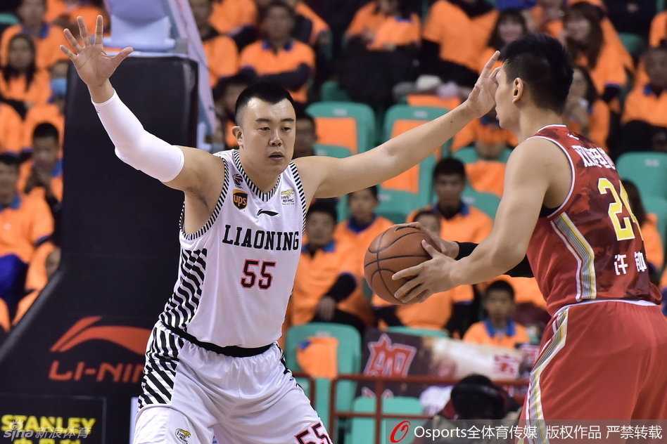 辽篮全华班锋芒毕露大胜八一 哈德森穿针引线郭艾伦撕裂防线 郭艾伦在突破过程中遭遇外线强硬对抗,他侧身护住球,依靠爆发力强行挤过防守,展现亚洲顶尖控卫的风采。