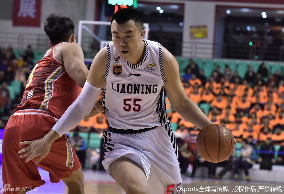辽篮全华班锋芒毕露大胜八一 哈德森穿针引线郭艾伦撕裂防线 哈德森在三分线外运球调整节奏,突然干拔而起完成飘逸跳投,皮球在空中划出一道彩虹弧线飞向篮筐。