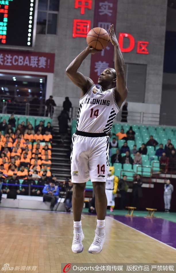 辽篮全华班锋芒毕露大胜八一 哈德森穿针引线郭艾伦撕裂防线 韩德君在八一队双人包夹下强行背打,肌肉碰撞的瞬间彰显力量之美,他正试图转身完成强力攻筐。