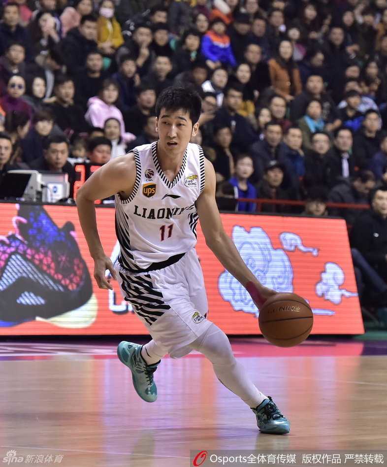 辽篮全华班锋芒毕露大胜八一 哈德森穿针引线郭艾伦撕裂防线 郭艾伦利用变速变向突破八一队的防线,如利刃般杀入禁区,面对补防球员毫无惧色,腾空而起准备上篮。