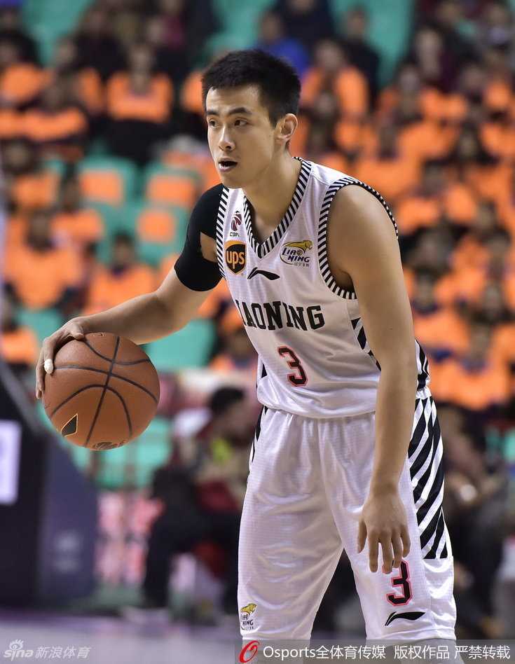 辽篮全华班锋芒毕露大胜八一 哈德森穿针引线郭艾伦撕裂防线 哈德森在八一队严密的外线防守阵型中,以娴熟的运球技巧闪转腾挪,眼神如炬寻找着队友的跑动路线。