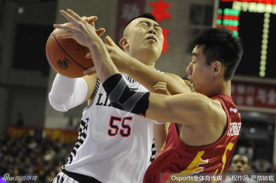 辽篮内线双雄激战吉林,韩德君与兰多夫演绎篮下“二人转” 辽篮队长韩德君在吉林队内线多人包夹之下,咬紧牙关加速强起,庞大的身躯如同坦克一般碾向禁区