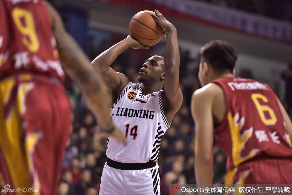 辽篮内线双雄激战吉林,韩德君与兰多夫演绎篮下“二人转” 吉林男篮主帅在场边紧张观战,情不自禁地握拳怒吼,试图通过激昂的情绪调动场上弟子的防守强度