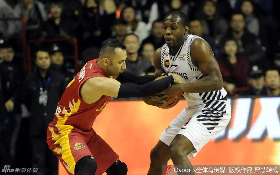 辽篮内线双雄激战吉林,韩德君与兰多夫演绎篮下“二人转” 赛后辽宁众将围在一起,韩德君、哈德森等核心击掌相庆,共同享受这场团队篮球带来的胜利喜悦