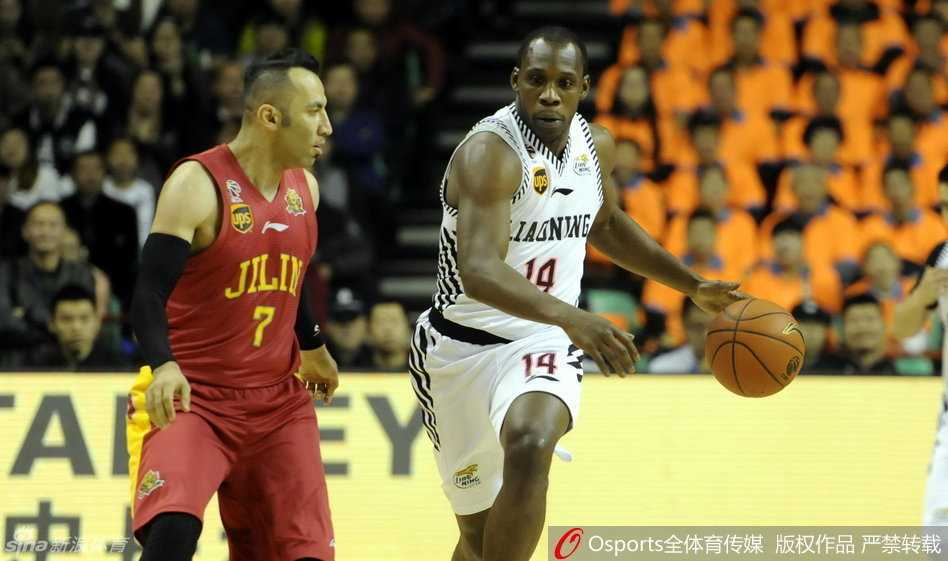 辽篮内线双雄激战吉林,韩德君与兰多夫演绎篮下“二人转” 辽宁队锋线球员廉明在吉林内线长臂干扰下,奋力跃起完成高难度上篮,展现蓝领球员的拼劲