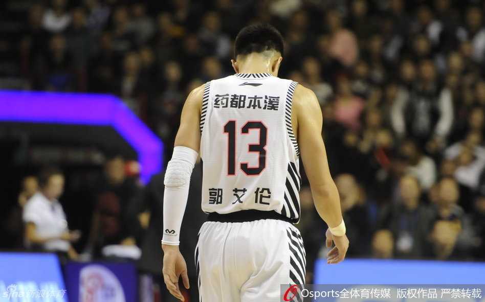 辽篮内线双雄激战吉林,韩德君与兰多夫演绎篮下“二人转” 辽宁队双外援哈德森与兰多夫在防守成功后激情撞胸庆祝,彼此眼中充满信任与斗志