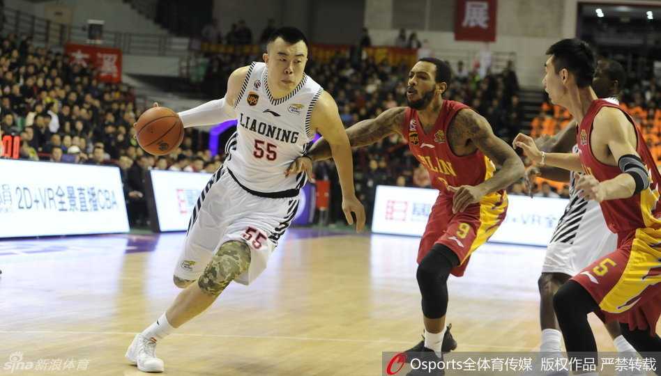 辽篮内线双雄激战吉林,韩德君与兰多夫演绎篮下“二人转” 小外援哈德森在队友的掩护下灵巧摆脱贴身防守,眼神坚毅地盯着篮筐,准备随时出手三分