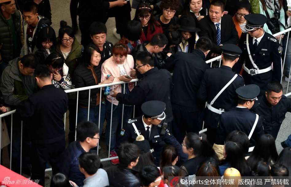 辽篮双子星人气爆棚 郭艾伦杨鸣引爆球迷热情 郭艾伦在球迷见面会上手持麦克风深情献唱,引得台下粉丝阵阵欢呼