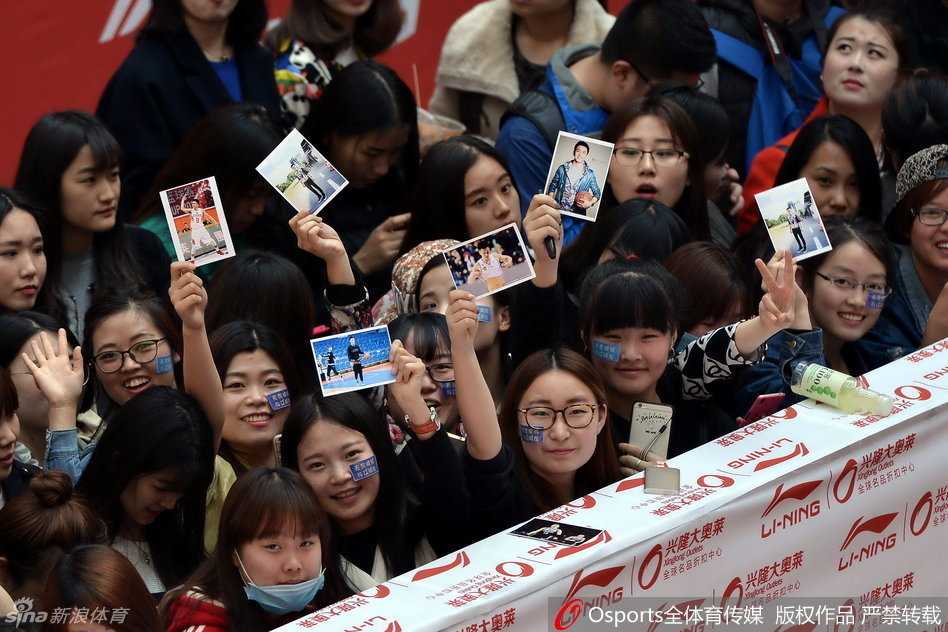 辽篮双子星人气爆棚 郭艾伦杨鸣引爆球迷热情 辽宁男篮队员在赛后向看台上的球迷鞠躬致谢,现场气氛令人动容