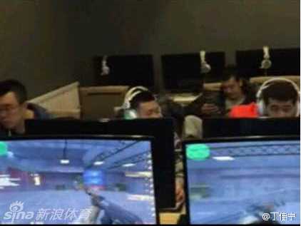 酒店房间里，顽皮的郭艾伦从背后一把抱住正在看手机的韩德君，巨大的体型差形成了一幅充满喜感的画面，大韩脸上露出无奈又宠溺的微笑。