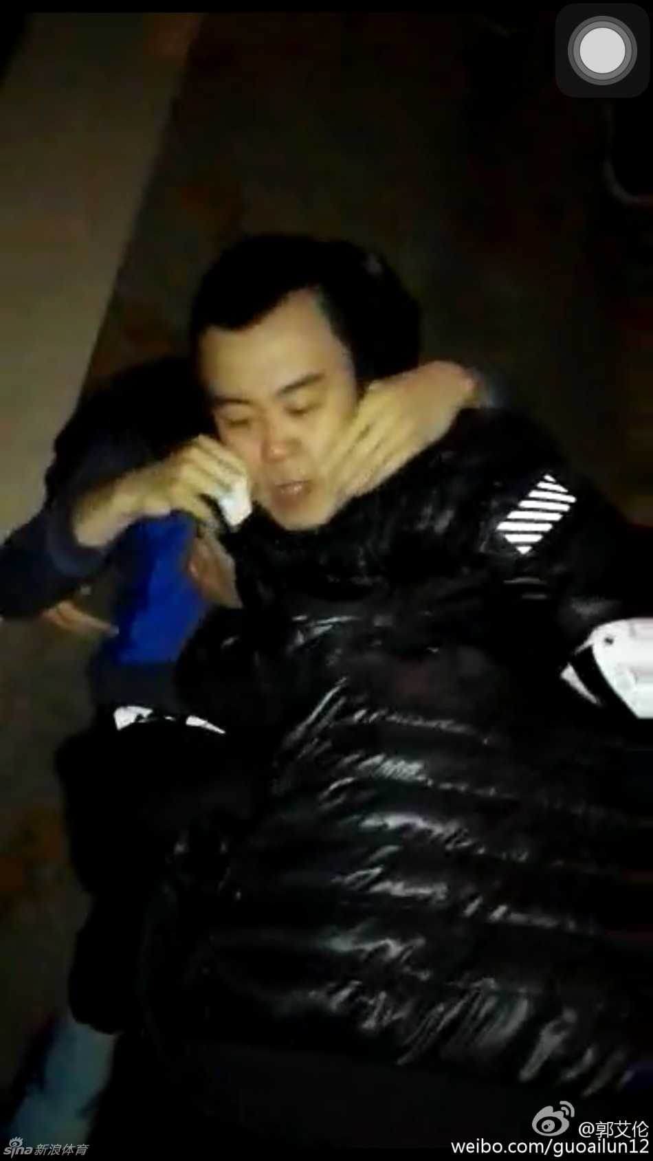 夺冠之夜，更衣室里，郭艾伦和韩德君共同举起庆祝的香槟，金色的泡沫喷洒在两人身上，他们忘情地拥抱在一起，脸上分不清是泪水还是香槟。