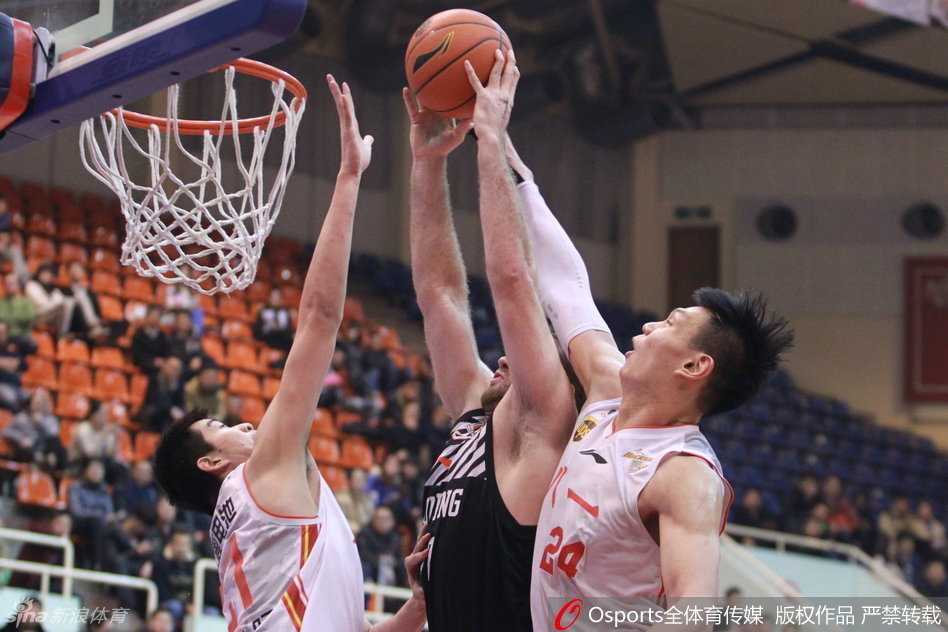 哈德森接郭艾伦分球后犹如猎豹启动，在八一队内线补防到位前闪电般完成高难度上篮
