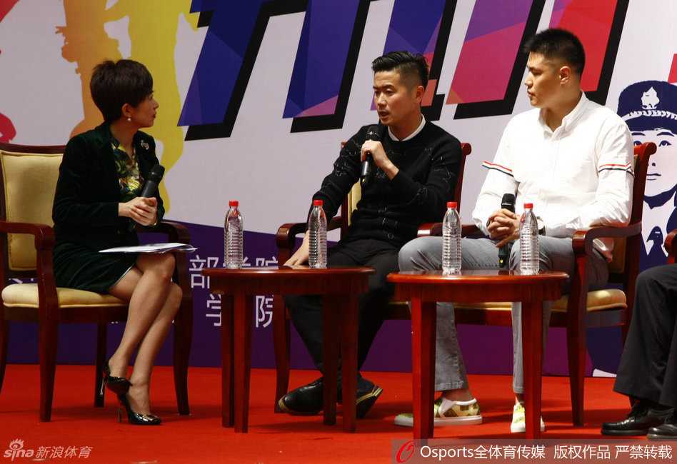 贺天举与身穿制服的学警们亲切合影，高大身材在人群中格外醒目，现场气氛活跃。