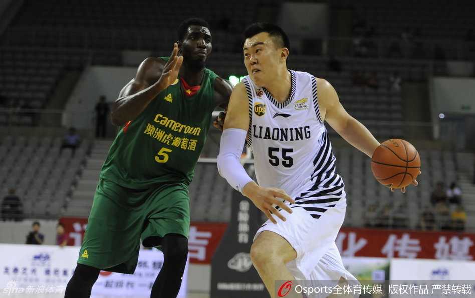 刘志轩果断突破撕裂喀麦隆外线防守，勇挑内线上演骑马射箭