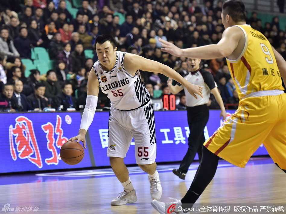 辽篮四外援合体爆发 郭艾伦韩德君联手导演本溪大捷 哈德森无视防守球员封盖,高高跃起干拔三分,篮球在空中旋转,仿佛带着必胜的信念直坠网窝。