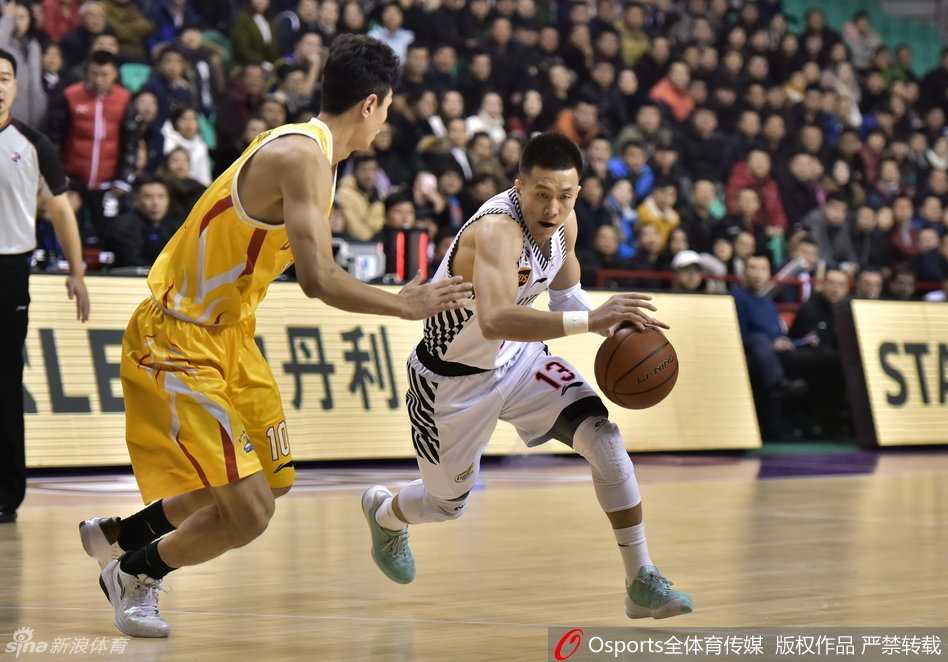 辽篮四外援合体爆发 郭艾伦韩德君联手导演本溪大捷 韩德君禁区之内背身强吃唐正东,肌肉碰撞的声音响彻球馆,庞大的身躯下是细腻的篮下脚步。