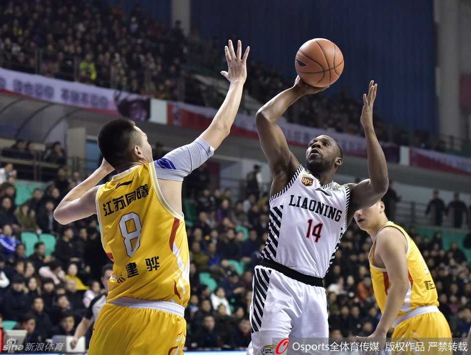 辽篮四外援合体爆发 郭艾伦韩德君联手导演本溪大捷 郭艾伦犹如一道闪电划破同曦防线,他高速运球变向,人球合一,眼前空无一人的篮筐近在咫尺。
