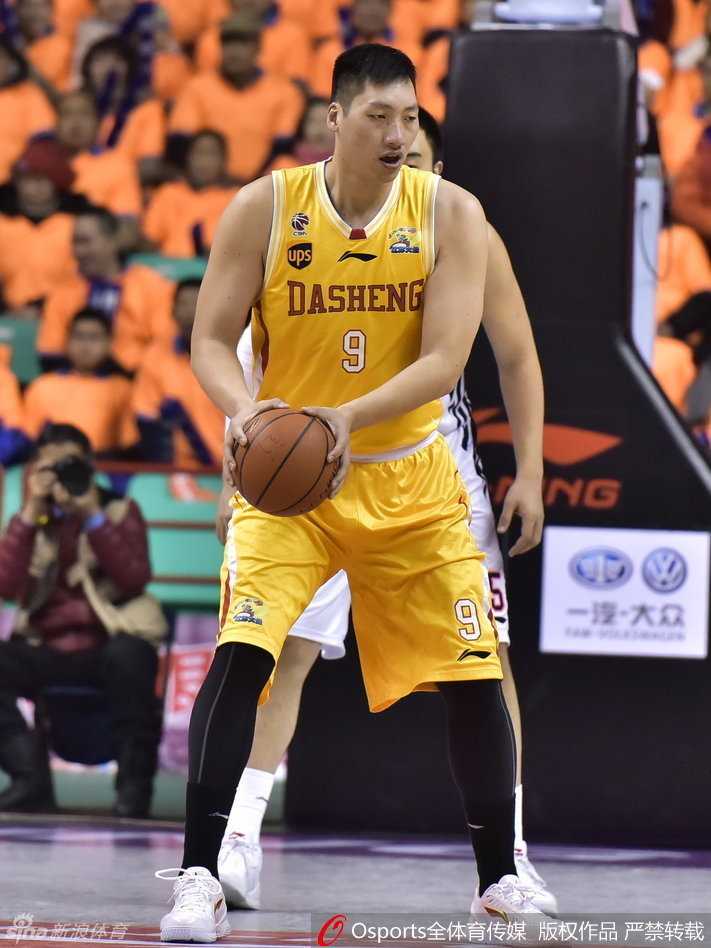 辽篮四外援合体爆发 郭艾伦韩德君联手导演本溪大捷 郭艾伦抢断后长途奔袭,在全场球迷的惊呼声中腾空而起,单手战斧劈扣,霸气十足,引爆全场。