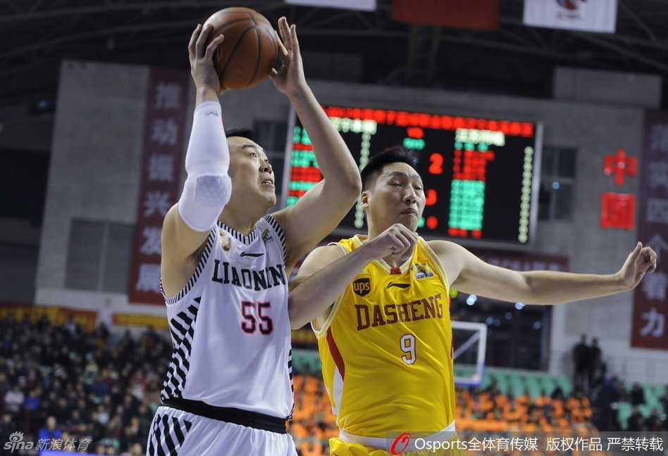 辽篮四外援合体爆发 郭艾伦韩德君联手导演本溪大捷 大胜后的辽宁球员围在一起怒吼庆祝,郭士强面露微笑,本溪的夜晚属于这群虎狼之师。