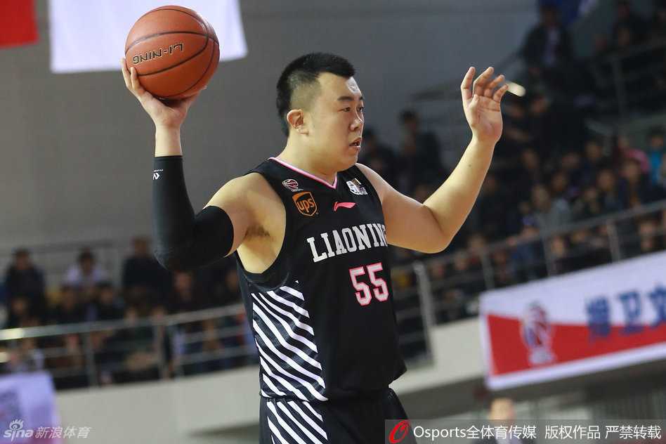 辽篮回忆录:那年赛场上的热血与霸气 辽宁队长杨鸣,在有限的上场时间里依然一丝不苟地指挥着队友跑位,他那俊朗的面孔下藏着高球商的大脑。