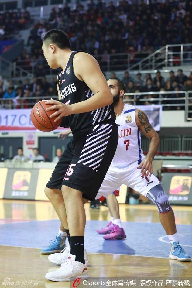 辽篮回忆录:那年赛场上的热血与霸气 刚刚完成一次势大力沉的双手暴扣,兰多夫霸气地挂在篮筐上,整个篮架都在他强大的力量下颤抖。