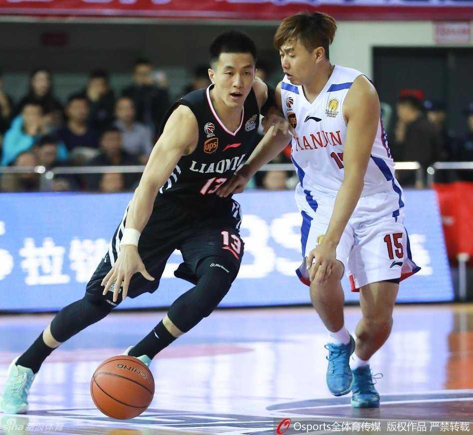 辽篮回忆录:那年赛场上的热血与霸气 郭艾伦在广东队三人围堵的防线中,如同利刃出鞘,眼神坚毅地持球强行突破,瞬间撕裂了对手的防守阵型。