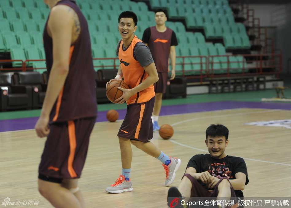 辽篮备战京辽大战:郭艾伦伤愈开怀大笑 杨鸣搞怪抢镜 贺天举心情十分愉悦,虽然脸上还挂着轻微的擦痕,但这丝毫无碍他射手本色,笑容中透露出对比赛的渴望。