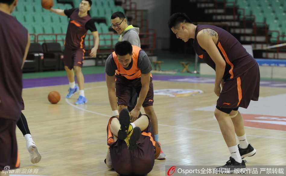 辽篮备战京辽大战:郭艾伦伤愈开怀大笑 杨鸣搞怪抢镜 内线悍将兰多夫果断出手,面对强硬防守,他的篮下强攻和外线投射都是辽宁队克敌制胜的法宝,眼神中满是坚定。