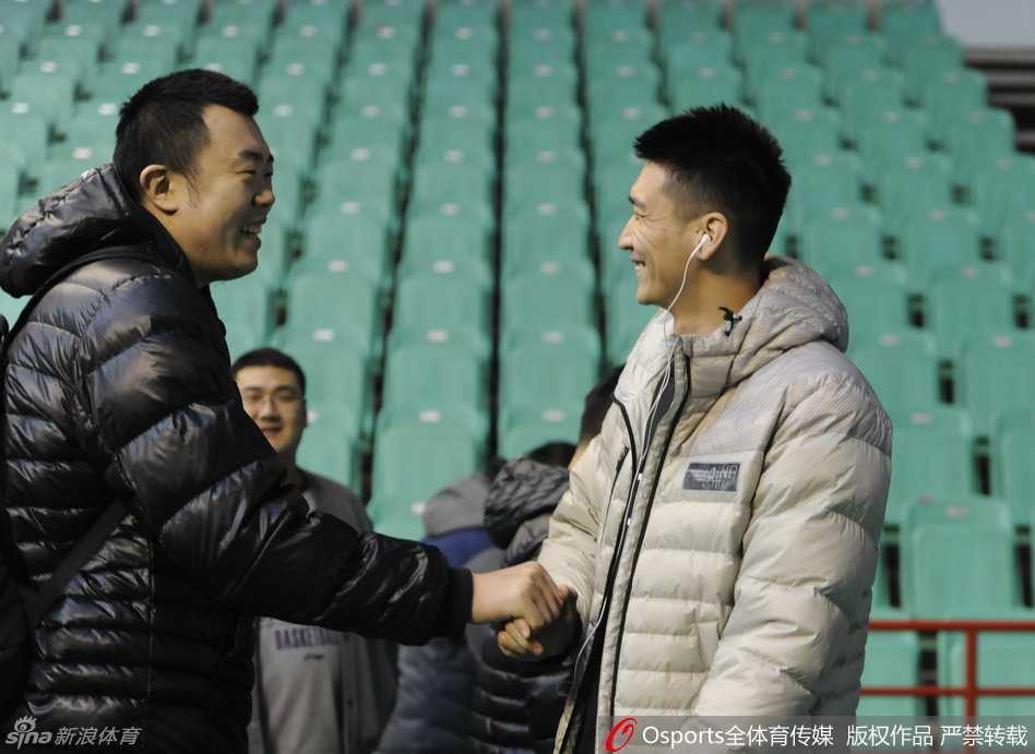 辽篮备战京辽大战:郭艾伦伤愈开怀大笑 杨鸣搞怪抢镜 主教练郭士强在场边接受采访,神态从容自信,他身后的弟子们正在热身,一场硬仗的战术部署早已在他的运筹帷幄之中。