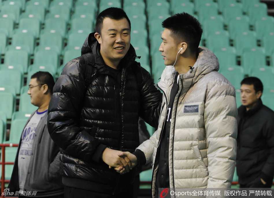 辽篮备战京辽大战:郭艾伦伤愈开怀大笑 杨鸣搞怪抢镜 老友重逢,韩德君与孙悦在赛前寒暄叙旧,两人脸上带着轻松的笑意,但这笑容背后,是即将在篮下与三分线外展开的激烈对决。