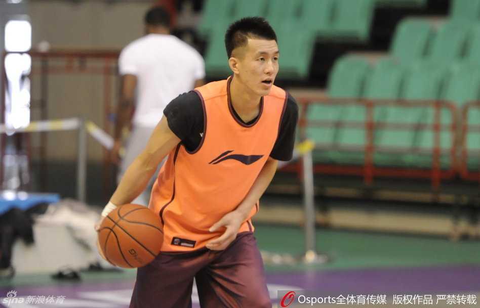 辽篮备战季后赛:叔侄同心书写冠军序章,那些年我们一起追的“惹不起” 郭士强指导双手抱胸神情严峻地抵达训练场,标志性的银发在灯光下闪烁,目光如鹰隼般扫视着场内的一切,那份不怒自威的气场让原本喧闹的球馆瞬间安静了几分。