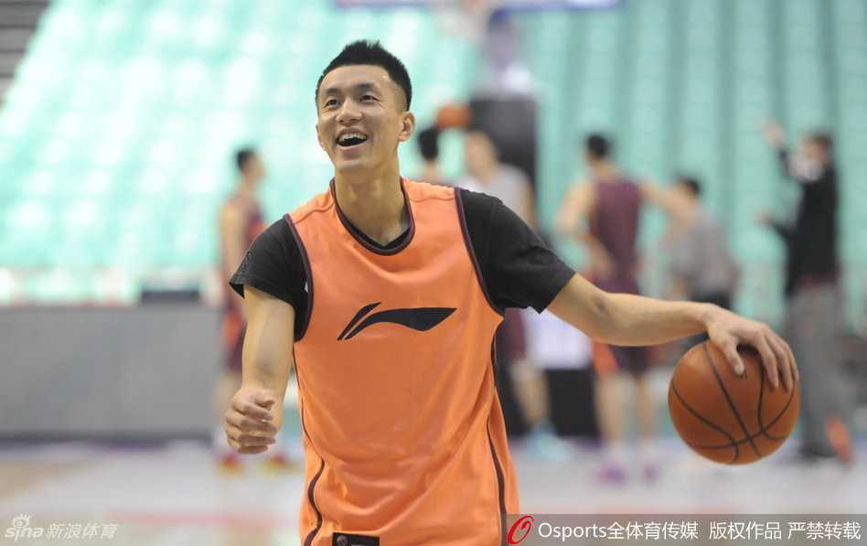 辽篮备战季后赛:叔侄同心书写冠军序章,那些年我们一起追的“惹不起” 郭艾伦在训练场上开怀大笑,露出标志性的大白牙,眼睛眯成一道缝,仿佛刚刚用一记背后传球戏耍了队友,快乐的气氛感染了整个训练馆。