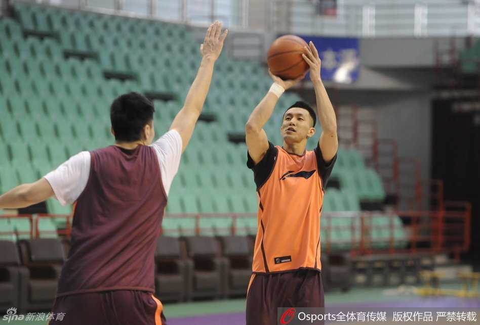 辽篮备战季后赛:叔侄同心书写冠军序章,那些年我们一起追的“惹不起” 贺天举神情专注地持球背身单打,他利用强壮的身体倚住防守人,随后一个漂亮的转身跳投,皮球应声入网,动作一气呵成宛如教科书。