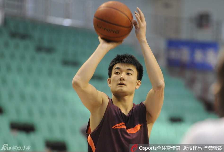 辽篮备战季后赛:叔侄同心书写冠军序章,那些年我们一起追的“惹不起” 郭艾伦在投篮练习中表情无比专注,运球后急停跳投,篮球在空中旋转,背景是空旷的看台,仿佛整个世界只剩下他和那个篮筐。