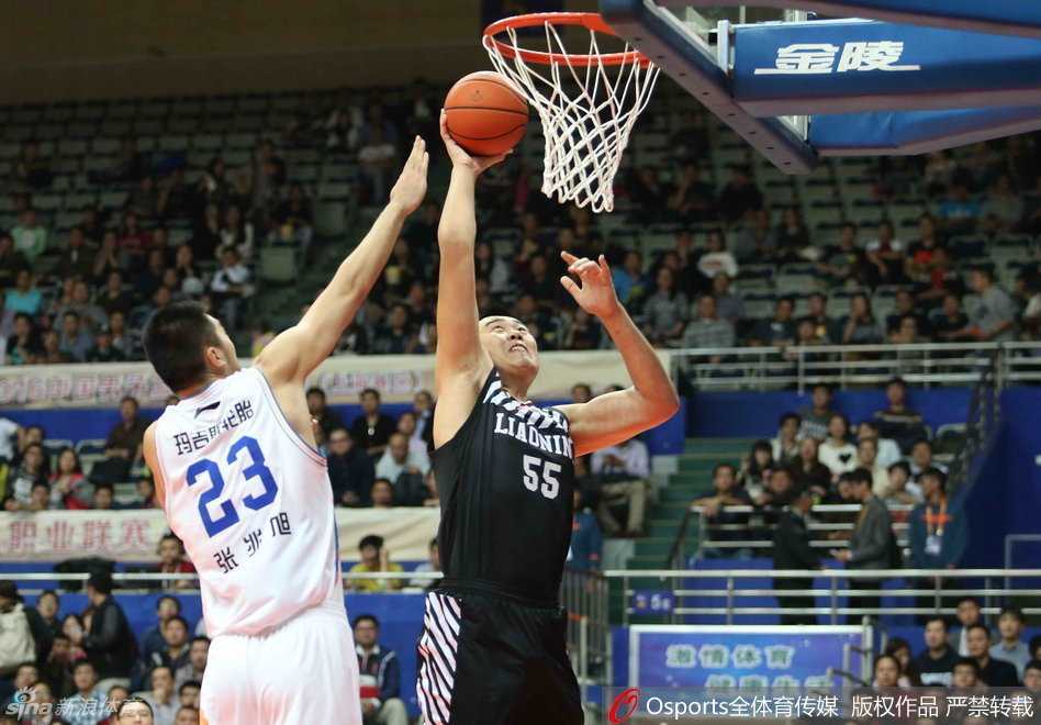 辽篮复仇京城·功夫熊猫劈扣定乾坤 白魔兽兰多夫在防守端送出一记遮天蔽日的麻辣大火锅,精准的预判和出色的弹跳让对手的进攻无功而返。