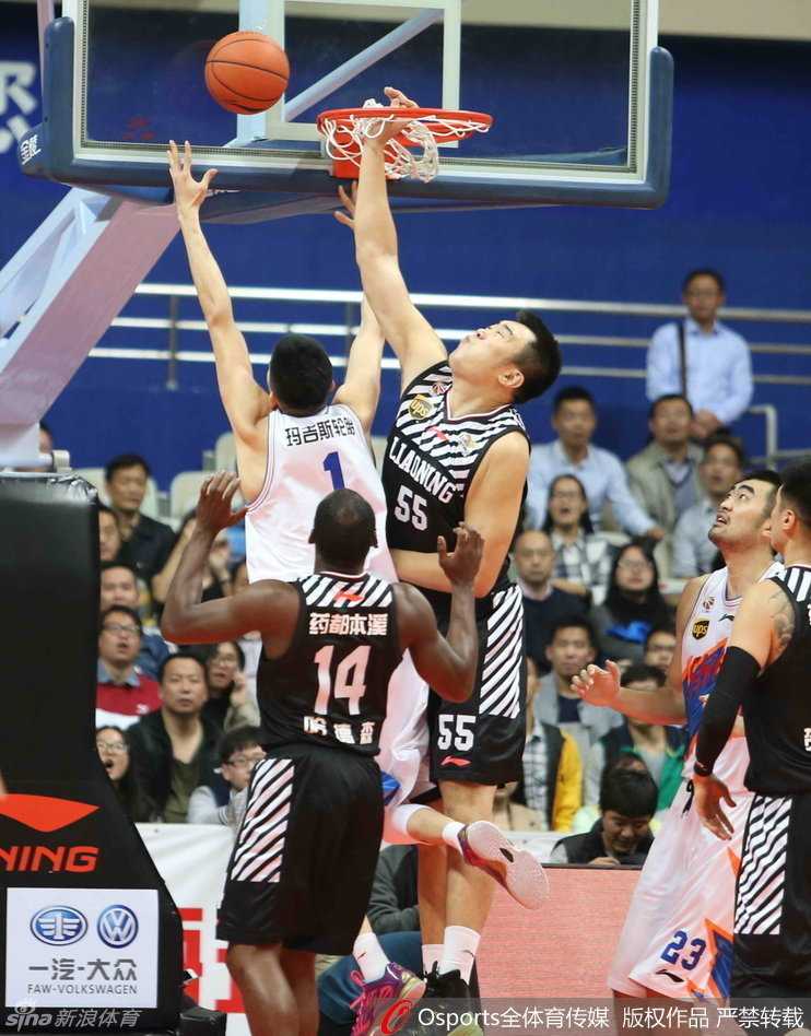 辽篮复仇京城·功夫熊猫劈扣定乾坤 冷面射手贺天举在底角出手三分,皮球在空中划出完美弧线,他手起刀落,用一记精准的远投帮助球队锁定胜局。
