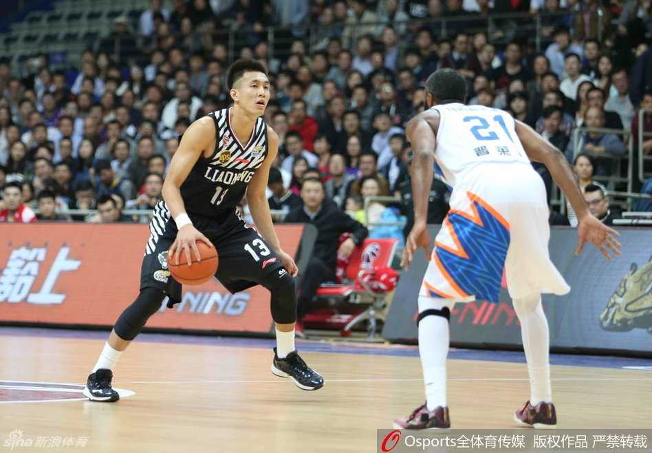 辽篮复仇京城·功夫熊猫劈扣定乾坤 全场结束的哨声响起,辽宁队员们围在一起激情怒吼,他们用团队的力量和顽强的斗志,在这片场地带走了一场含金量十足的胜利。