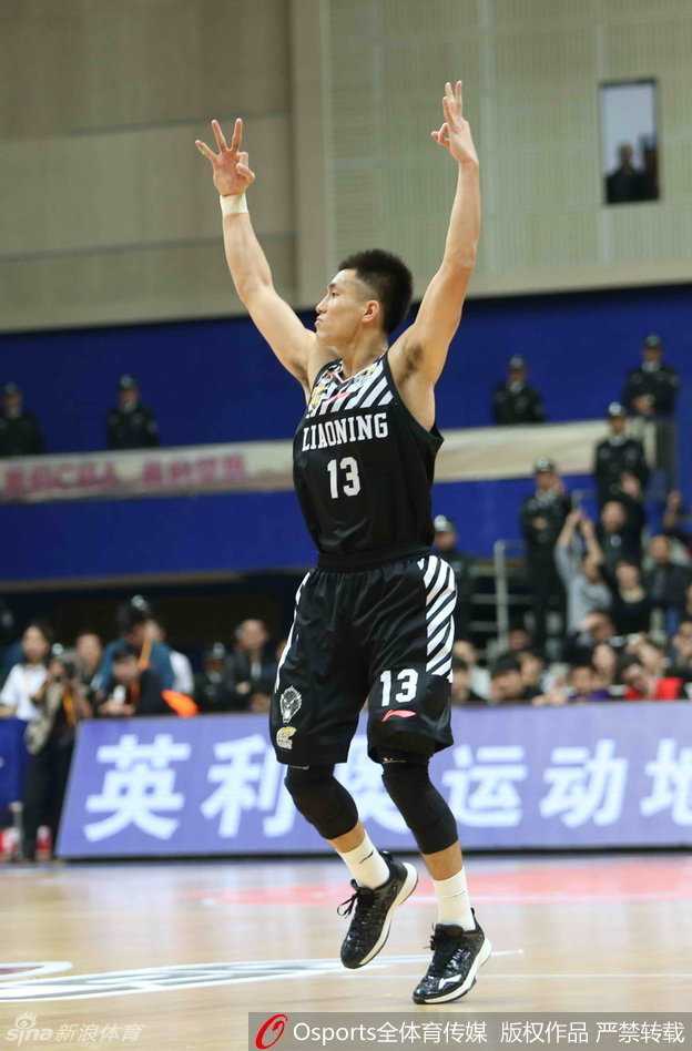 辽篮复仇京城·功夫熊猫劈扣定乾坤 韩德君无视防守人,高高跃起完成势大力沉的单手劈扣,这一刻他犹如巨灵神下凡,展现了内线绝对的统治力。