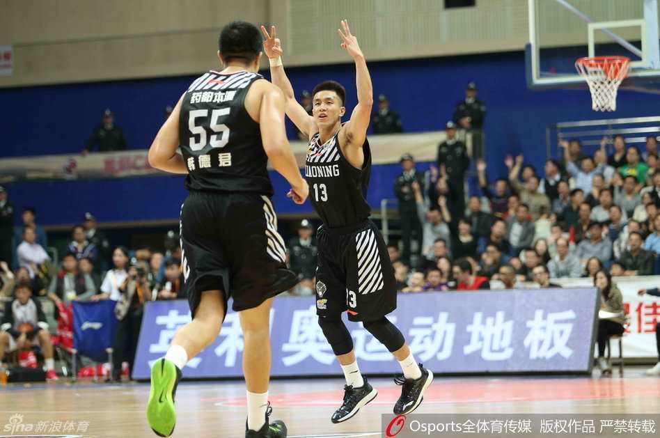 辽篮复仇京城·功夫熊猫劈扣定乾坤 功夫熊猫韩德君在篮下凭借吨位优势卡住位置,奋力争抢进攻篮板,眼神中充满了对胜利的渴望。