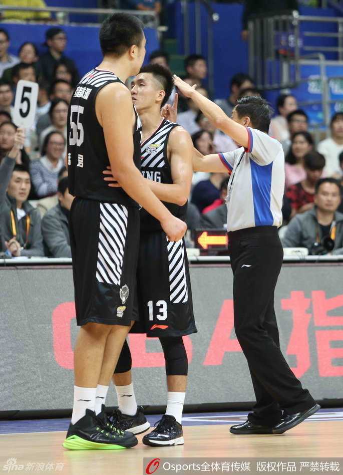 辽篮复仇京城·功夫熊猫劈扣定乾坤 球队大脑郭艾伦正指挥着全队跑位,他屈膝运球,手势明确,作为后场指挥官盘活了整个辽宁队的进攻。