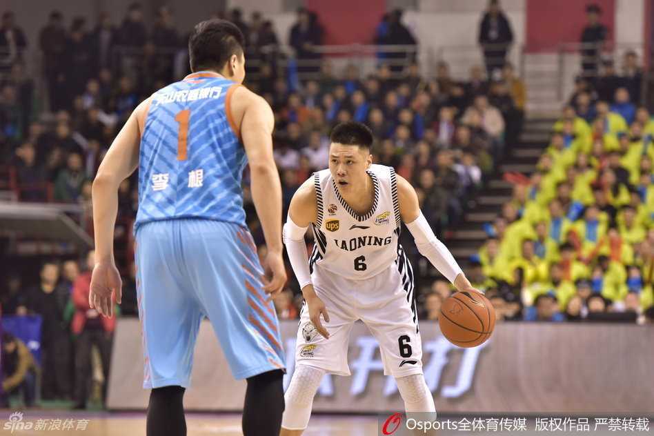 辽篮复仇夜,韩德君擎天一击震天山 哈德森在三分线外一步自信出手,皮球划过一道彩虹般的弧线,稳稳空心入网,留下布莱切回防不及的背影