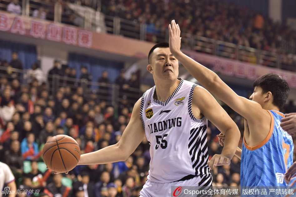 辽篮复仇夜,韩德君擎天一击震天山 韩德君落地后,神情焦急地摊开双手向裁判大声解释着刚才的判罚,郭艾伦在一旁试图安抚队友情绪,场边的郭士强指导也面色凝重