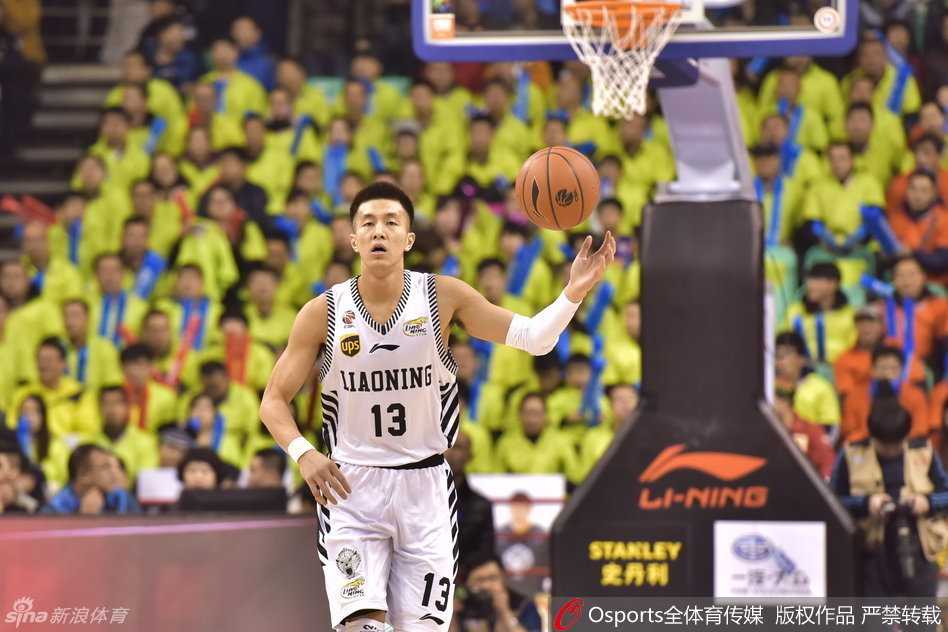辽篮复仇夜,韩德君擎天一击震天山 郭艾伦面对西热力江的贴身紧逼,眼神冷静地观察着场上队友的跑位,右手娴熟地运球,随时准备如猎豹般启动突破